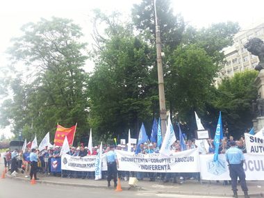 Aproximativ 300 de angajaţi din transporturi şi din companii producătoare de automobile au pichetat Palatul Cotroceni
