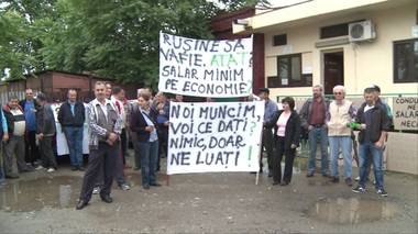 Zeci de vatmani arădeni au protestat cerând salarii mai mari şi condiţii mai bune de muncă