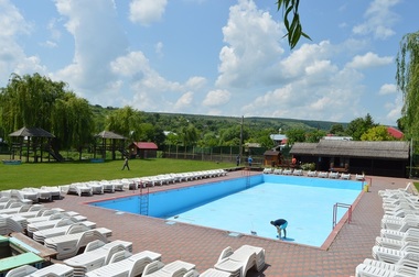 Comuna cu piscină, teren de sport cu nocturnă, muzeu al satului şi parcuri rustice, condusă de peste 26 de ani de un învăţător