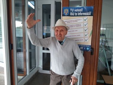 REPORTAJ: Votant la 100 de ani - Cei care nu vin la vot fac o prostie. Pe ce te răzbuni când stai acasă? Te răzbuni pe viitorul tău!

