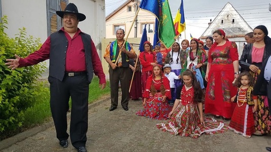 Zeci de romi din Sibiu au mers la vot cu alai şi au dansat în curtea secţiei de votare