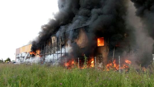 Profit.ro: Patronul fabricii care a luat foc la Jilava are asigurare, dar nu şi pentru incendiu