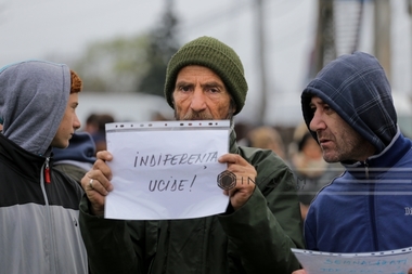 Mai mulţi angajaţi de la Protecţia Consumatorilor Galaţi au protestat, nemulţumiţi de nivelul salariilor