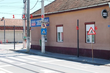 Arad: Semafoare într-o intersecţie cu accidente dese; pietonii se plâng că acum pe un trotuar de un metru sunt prea mulţi stâlpi