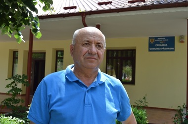 Primarul comunei vasluiene cu piscină, teren de sport cu nocturnă şi muzeu al satului, ales cu peste 80% din voturi pentru al şaptelea mandat