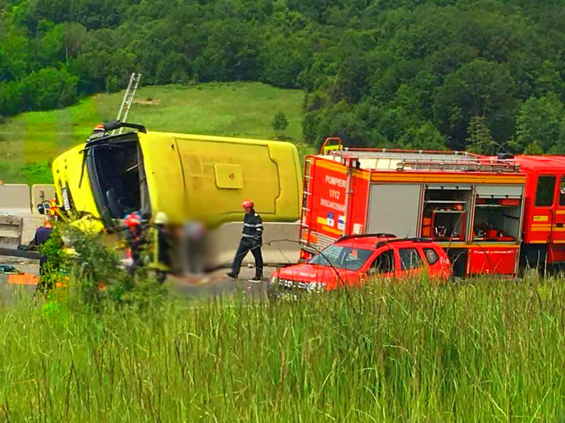 Ultimul bilanţ al accidentului de autocar: Patru morţi şi 26 de răniţi transportaţi la spitale. IMAGINI video surprinse la scurt timp după producerea tragediei