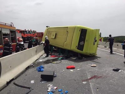 Ultimul bilanţ al accidentului de autocar: Patru morţi şi 26 de răniţi transportaţi la spitale. IMAGINI video surprinse la scurt timp după producerea tragediei