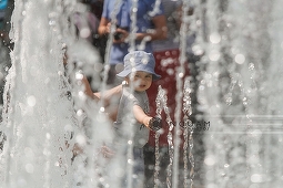 AVERTIZARE METEO: Caniculă şi ploi torenţiale până miercuri. Temperaturile vor atinge chiar şi 37 de grade Celsius