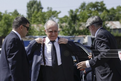 REPORTAJ: Victor Athanasie Stănculescu, omagiat de fostul preşedinte Iliescu şi alţi "foşti", la incinerare. VIDEO