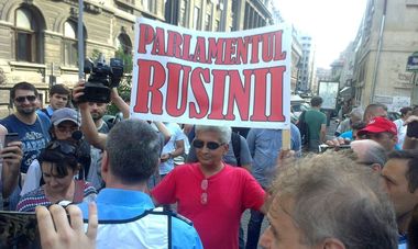 Peste 300 de oameni protestează în Piaţa Universităţii faţă de atitudinea parlamentarilor. La manifestaţie a ajuns şi Nicuşor Dan FOTO, VIDEO