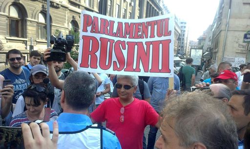 Peste 300 de oameni protestează în Piaţa Universităţii faţă de atitudinea parlamentarilor. La manifestaţie a ajuns şi Nicuşor Dan FOTO, VIDEO