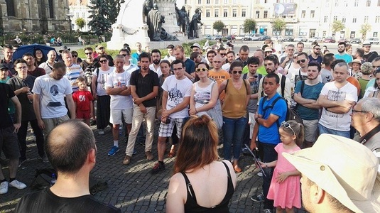 Aproximativ 200 de persoane protestează la Cluj-Napoca, având mesaje precum "Nu vrem Parlament de hoţi"