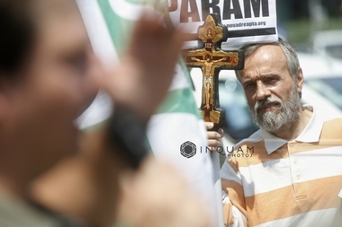 REPORTAJ: Zeci de persoane au manifestat pentru ”familia normală”: ”Să se termine odată cu balamucul ăsta cu homosexualitatea” - FOTO, VIDEO