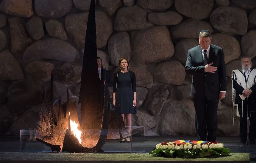 Klaus Iohannis a decorat trei supravieţuitori ai Pogromului de la Iaşi