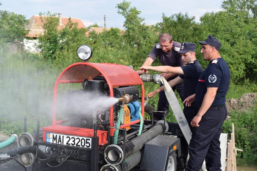 Pompierii au intervenit în judeţele Bacău, Bihor şi Timiş, pentru decolmatarea fântânilor şi evacuarea apei din beciuri, subsoluri şi curţi inundate din cauza ploilor