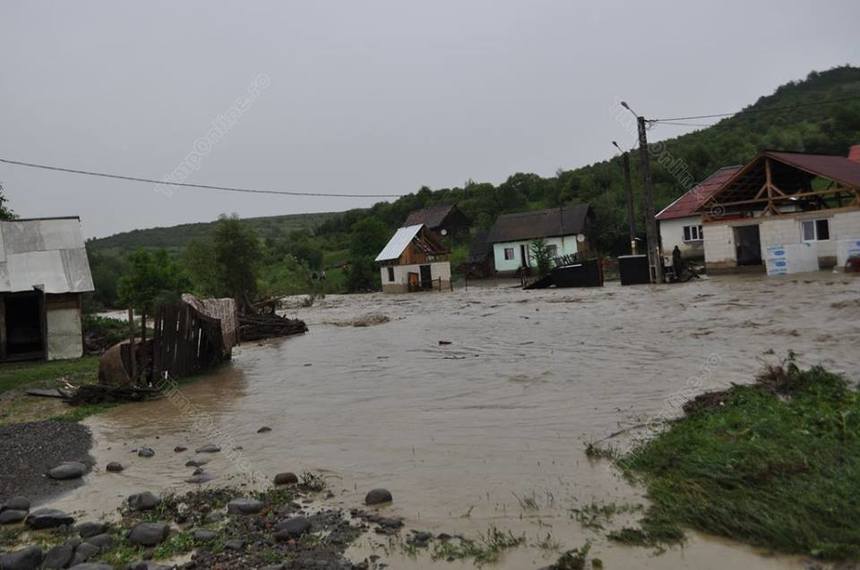 MAI: 38 de localităţi din 11 judeţe au fost afectate de inundaţii, 64 de persoane din Bistriţa-Năsăud şi Timiş, evacuate