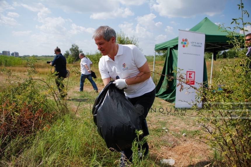Premierul Cioloş şi ministrul Mediului, Cristiana Paşca Palmer, au strâns gunoaie în Delta Văcăreşti - FOTO, VIDEO