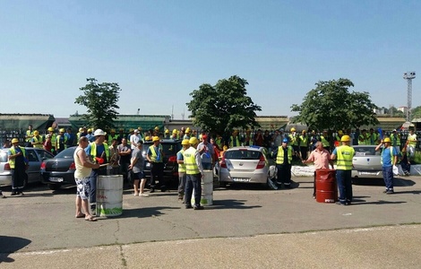 Peste o sută de angajaţi ai operatorului portuar SOCEP au declanşat o grevă de avertisment, nemulţumiţi de eşecul negocierii CCM