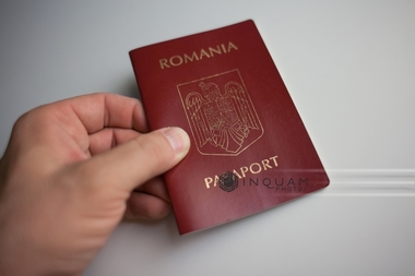 Taxele pentru paşaport, permis de conducere şi certificat de înmatriculare pot fi plătite şi prin internet banking, însă cetăţenii tot vor face un drum la bancă pentru ştampilă