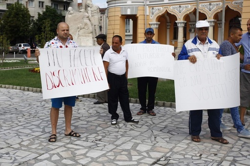 Protest a 25 de comercianţi la Primăria Buzău faţă de decizia municipalităţii de a-i evacua din spaţiul unde funcţionează - FOTO