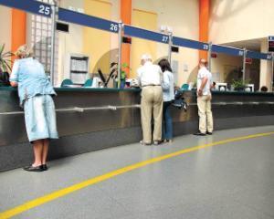 Mii de angajaţi din primării şi consilii judeţene sunt în grevă generală de o zi