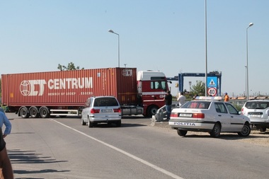 Pasajul rutier de la Curtici, finalizat în toamnă, dar nefolosit, a fost testat - traficul este dificil fiindcă intrările sunt înguste - FOTO