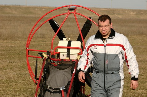 Familia pilotului Marian Cojocaru, prăbuşit cu paramotorul la Comana, face publice documentele de zbor şi de omologare ale aparatului