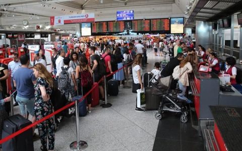 MAE: Zborul umanitar TAROM va decola la ora 2.15 şi va putea prelua 131 de români de pe aeroportul Ataturk