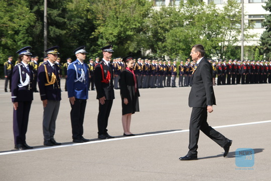 Petre Tobă i-a premiat pe cei cinci şefi de promoţie ai Academiei de Poliţie