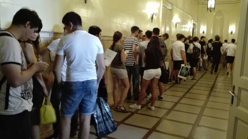REPORTAJ: Forfotă la Universitatea Bucureşti - Studenţi indecişi legat de viitor, dar siguri că greul a trecut