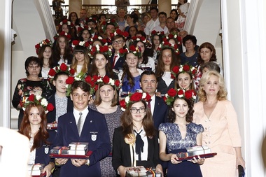 Iaşi: Cei 28 de elevi care au obţinut media 10 la examenele naţionale, premiaţi de Primărie şi Inspectoratul Şcolar