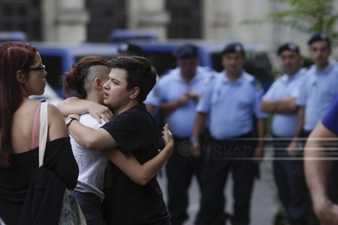 Circa 30 de tineri protestează în Piaţa Universităţii faţă de decizia CCR de a aviza iniţiativa de modificare a Constituţiei privind definirea familiei. FOTO, VIDEO