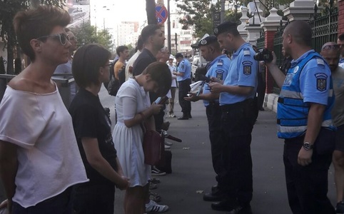 Circa 20 de oameni au protestat în tăcere la Ambasada Turciei: Suntem alături de cei care suferă pe nedrept. FOTO