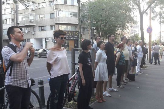 Circa 20 de oameni au protestat în tăcere la Ambasada Turciei: Suntem alături de cei care suferă pe nedrept (FOTO: Virgil Burlă / Inquam Photos)