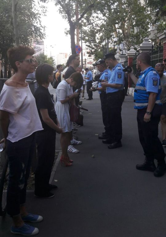 Circa 20 de oameni au protestat în tăcere la Ambasada Turciei: Suntem alături de cei care suferă pe nedrept (FOTO: Virgil Burlă / Inquam Photos)