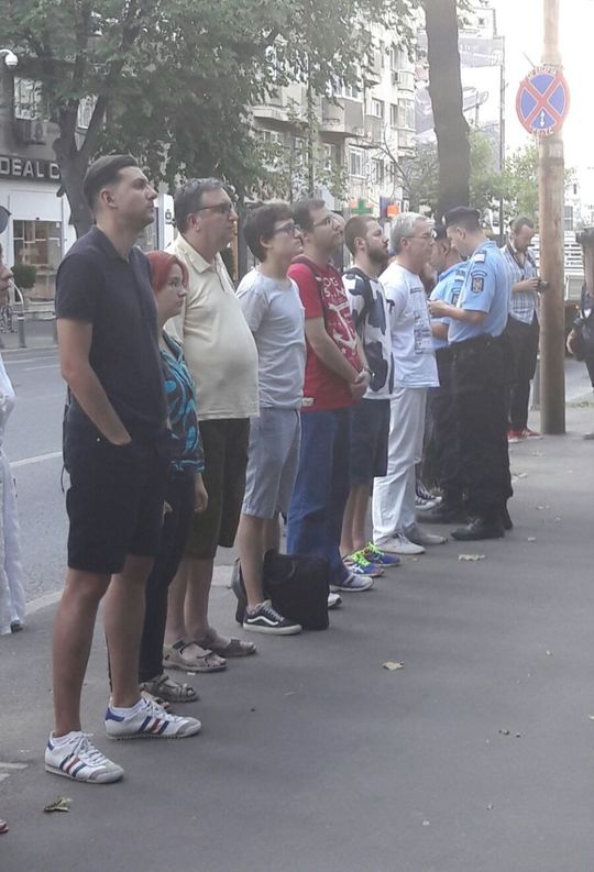 Circa 20 de oameni au protestat în tăcere la Ambasada Turciei: Suntem alături de cei care suferă pe nedrept (FOTO: Virgil Burlă / Inquam Photos)