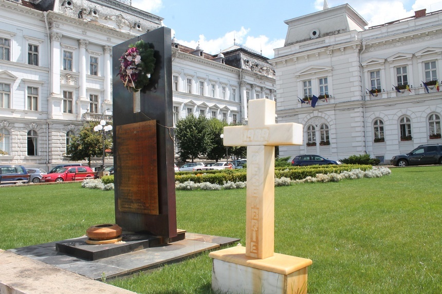 Zone importante din Arad, inclusiv monumente, acoperite cu un strat de rugină, de la apa din foraje folosită la irigaţii - FOTO