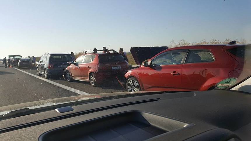 Patru accidente pe Autostrada Soarelui, în care au fost implicate 12 maşini; traficul este îngreunat