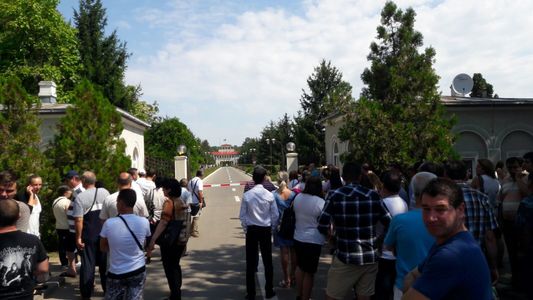 REPORTAJ: Sute de tineri aşteaptă la poarta Academiei de Poliţie să se înscrie la concursul de admitere - FOTO