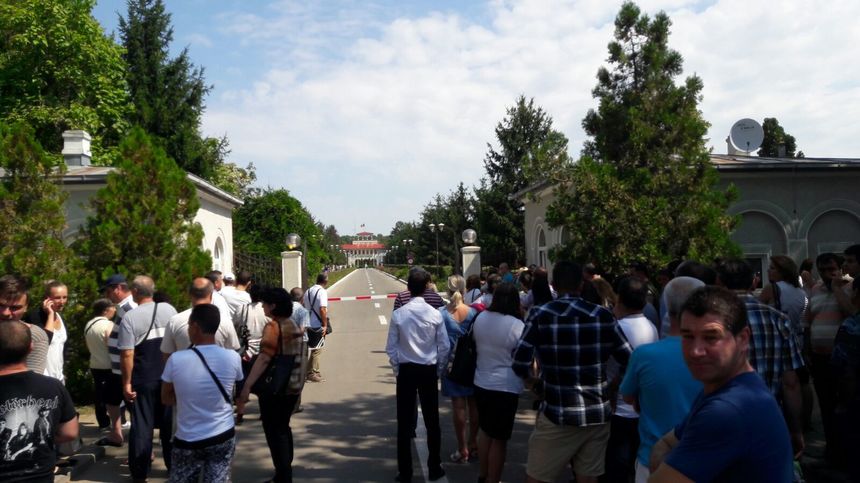 REPORTAJ: Sute de tineri aşteaptă la poarta Academiei de Poliţie să se înscrie la concursul de admitere - FOTO