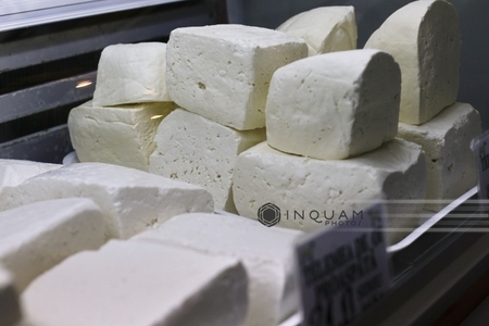 Autorităţile din Arad au sechestrat cinci tone de produse din lapte pentru care procesatorul nu avea analize de calitate