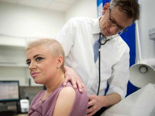 Bolnavii cer extinderea tratamentului fără interferon pentru toţi pacienţii cu hepatită C. CNAS spune că nu are bani 