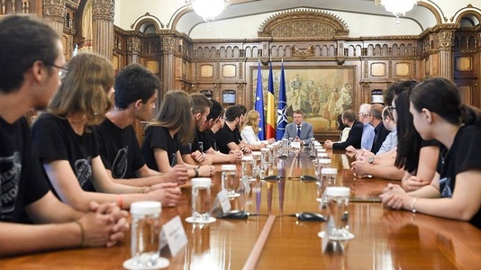 Iohannis s-a întâlnit cu elevii olimpici la fizică implicaţi în proiectul ”Cutting Edge Research in Romania”
