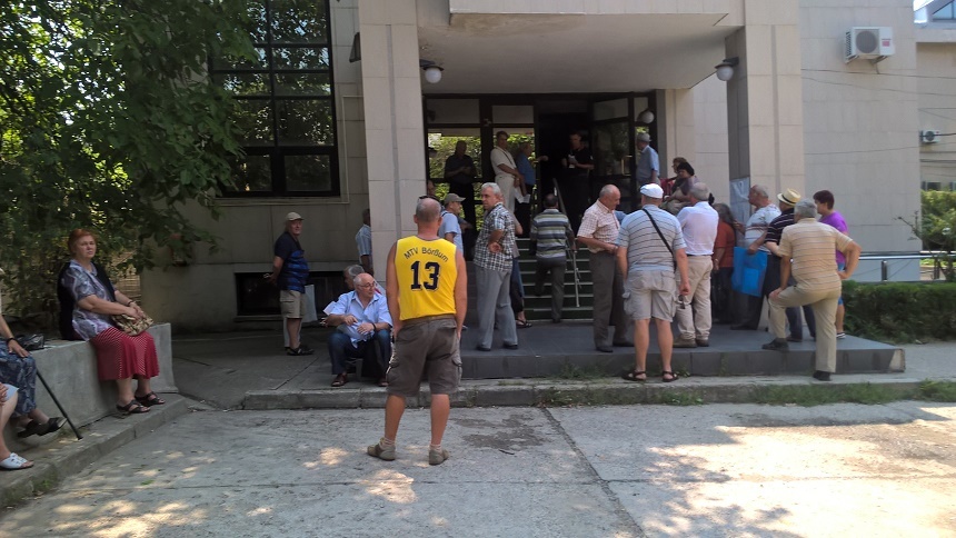 REPORTAJ: Vârstnicii veniţi la Casa de Pensii Prahova, ţinuţi în curte la peste 30 de grade. Dacă vor la toaletă sunt trimişi "la frunze" FOTO-VIDEO