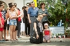 Nouă luni de la tragedia din Colectiv: Părinţi, rude şi prieteni ai celor 64 de tineri care au murit au participat la o slujbă de pomenire din faţa clubului. FOTO