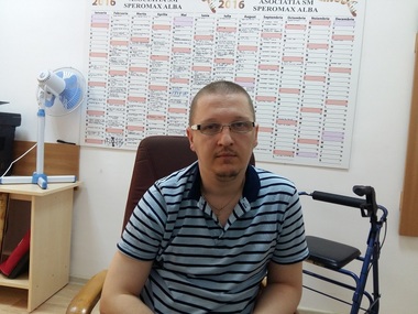 REPORTAJ: Viaţa în ţara cu multe trepte şi lupta cu sistemul, pentru un tânăr din Alba cu o boală rară, "musafir neinvitat cu care trebuie să înveţi să trăieşti" - FOTO, VIDEO