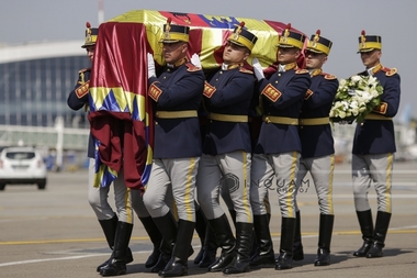 Sicriul cu trupul neînsufleţit al Reginei Ana a fost adus în ţară