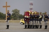 Sicriul cu trupul neînsufleţit al Reginei Ana a fost adus în ţară. Ceremonia de la aeroport, oficiată de IPS Ioan Robu în prezenţa fiicelor reginei