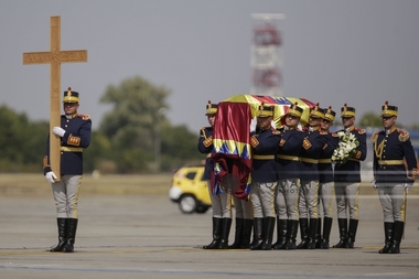 Sicriul cu trupul neînsufleţit al Reginei Ana a fost adus în ţară. Ceremonia de la aeroport, oficiată de IPS Ioan Robu în prezenţa fiicelor reginei