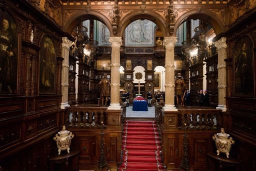 Slujba ortodoxă oficiată la Castelul Peleş, unde a fost depus sicriul cu trupul neînsufleţit al Reginei Ana, s-a încheiat. FOTO